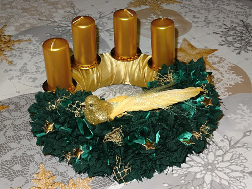 Adventní věnec zeleno zlatý s ptáčkem