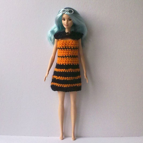 Oblečky pro Barbie - šaty s límečkem — foto 1