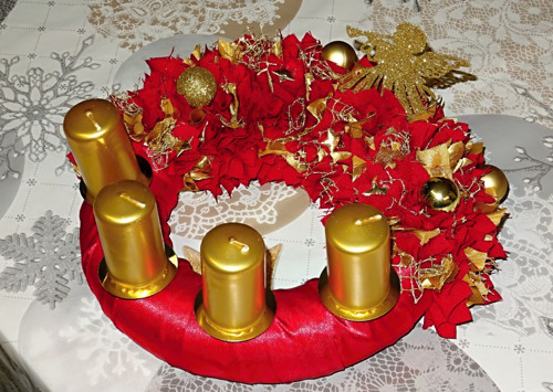 Adventní věnec červeno zlatý s andělem