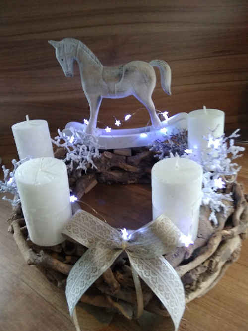 Velký adventní věnec s koníkem — foto 1