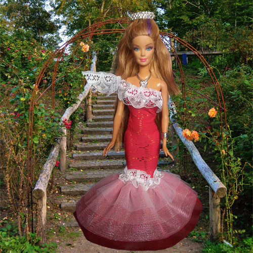 Růžové šatičky s duhovými kanýrky pro Barbie