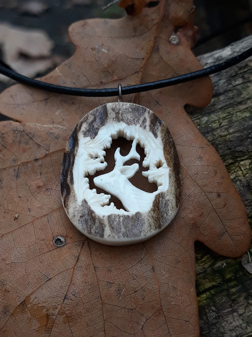 Ručně vyřezávaný přívěsek - srnec — foto 1