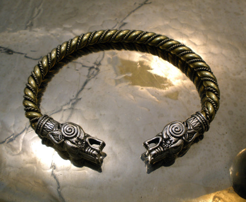 Vlci - vikingský obručový náramek