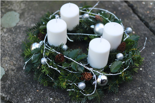 Adventní věneček bílo-střínrný — foto 1