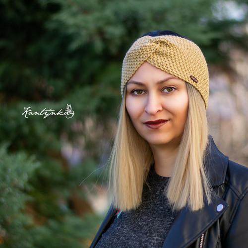 Překřížená v béžové.. (čelenka) — foto 1