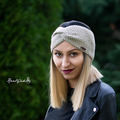 Překřížená v béžové.. (čelenka) — foto 1