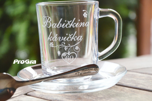 Set - gravírovaný šálek s podšálkem a lžičkou