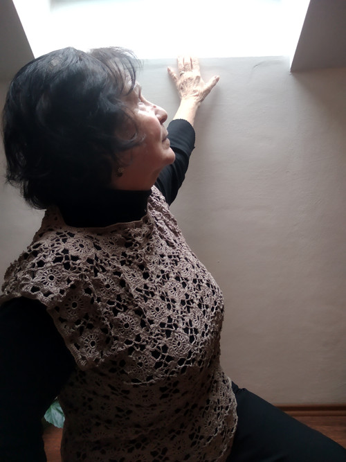 Háčkovaná vesta Helli — foto 1