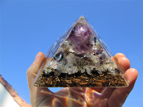 Org. pyramida ,, Vyšší mysli " s ametystem — foto 1