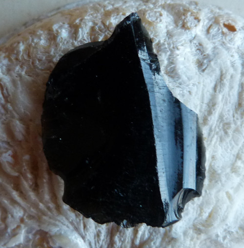 Obsidián černý surový - 4 cm
