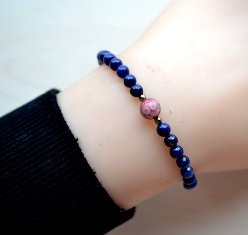 Jemný náramek LAPIS LAZULI / FOSILNÍ KORÁL