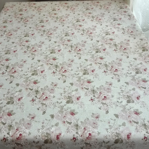 Trsy růží na šedobéžové