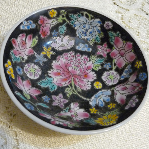 Porcelánový China černý talířek malý