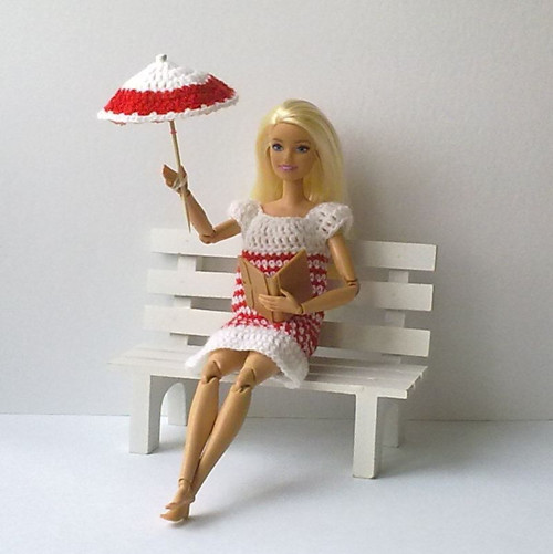Oblečky pro Barbie - šaty, deštník — foto 1