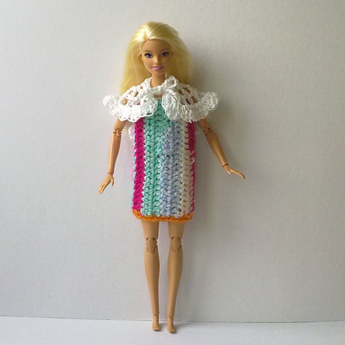 Oblečky pro Barbie - šaty, boa