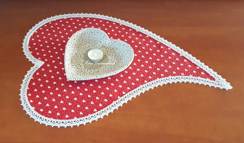 Prostírání ve tvaru srdce .