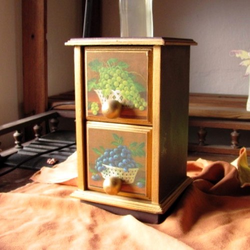 Malovaná skříňka se šuplátky - polychrom. dřevo