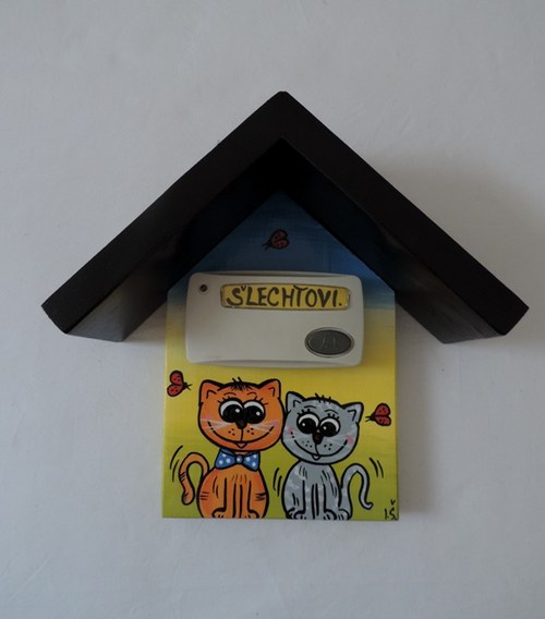 Domeček na venkovní zvonek kočky