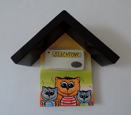 Domeček na venkovní zvonek-tři kočky