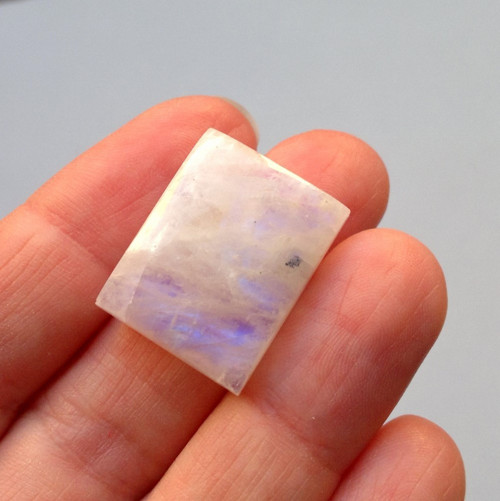 265 měsíční kámen kabošon 2,3 x 1,8 cm