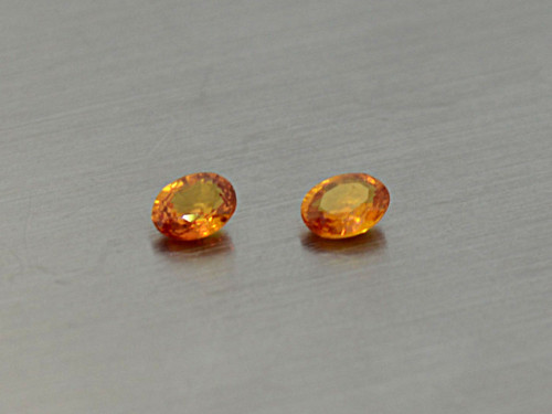 SAFÍR přírodní oranžový ovál pár 5 x 4mm NAHŘÍVANÝ