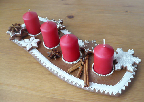 Adventní svícen s červenými svícemi