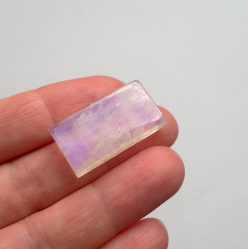 261 měsíční kámen kabošon 2,8 x 1,5 cm