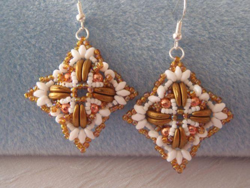 Visací náušnice hnědobílé 2,5 x 2,5 cm