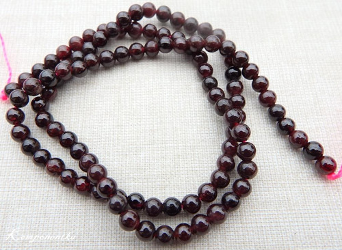Korálky z Granátu Almandin 4mm 8kusů