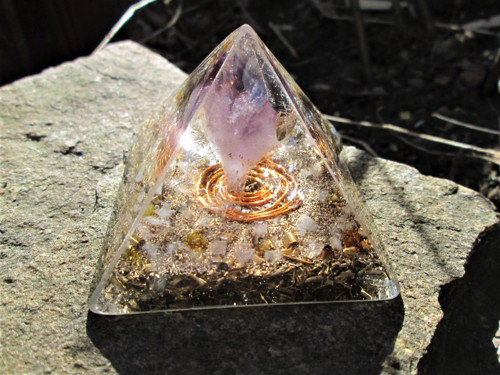 Org. pyramida ,, Sluneční meditace " s ametystem — foto 1