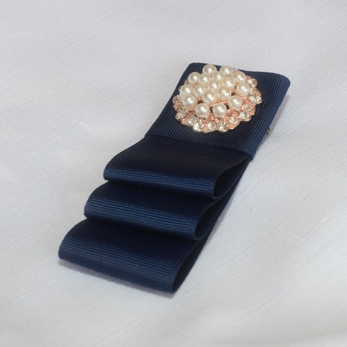 Tmavě modrá bow brooch s perličkami — foto 1