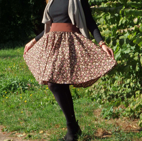Opravdická kolová, hnědé kytky — foto 1