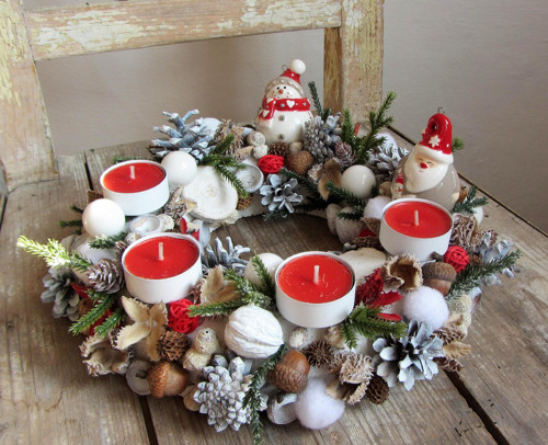 Adventní svícen s keramickými postavičkami — foto 1