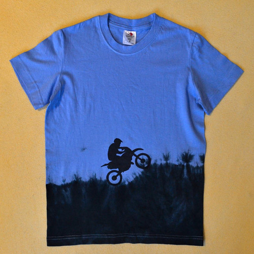 Modro-černé dětské tričko s motorkářem (9-10 let)