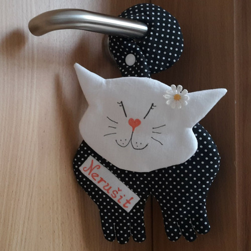 Kočka na kliku - černý puntík – nerušit! — foto 1