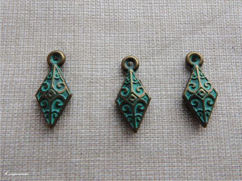 Přívěšek 3D kosočtverec s patinou 16x8mm 1kus
