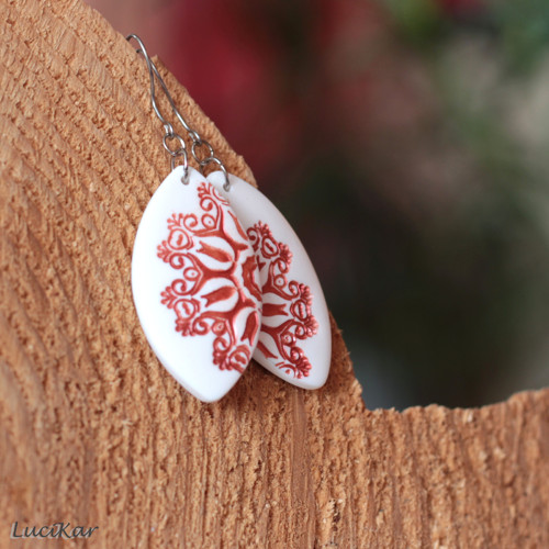 Bílé s měděným ornamentem — foto 1