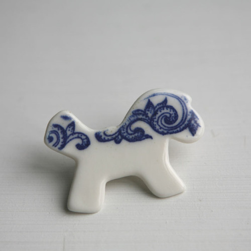 Nazdobeně... koník (porcelánová brož) — foto 1