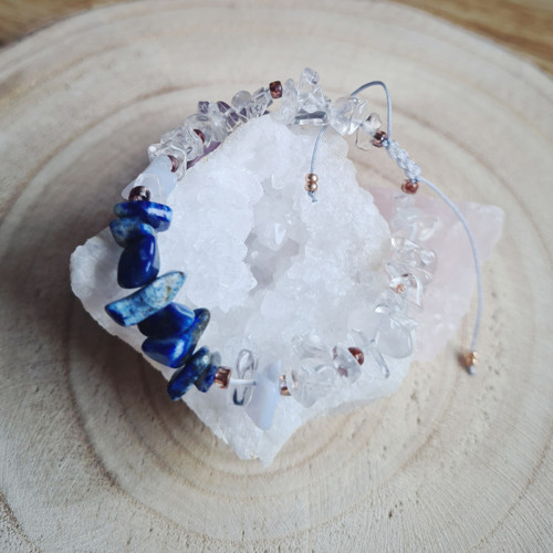 Macrame náramek s křišťálem, chalcedonem a lapis