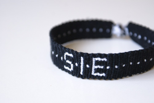 Náramek (přátelství) s nápisem "S I E" — foto 1