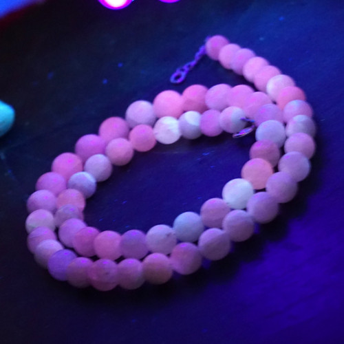 Náhrdelník z kunzitu - fluorescentní pod UV