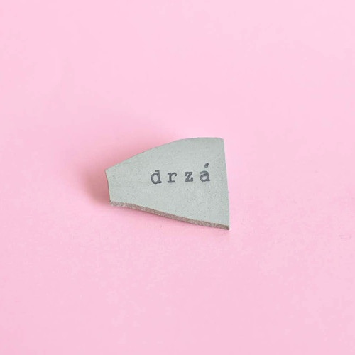 Betonová brož "drzá" — foto 1
