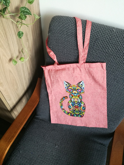 Barevná číča na červené ...