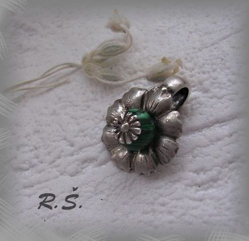 MALACHIT .. přívěsek . přírodní rondetka 8 x 5 mm