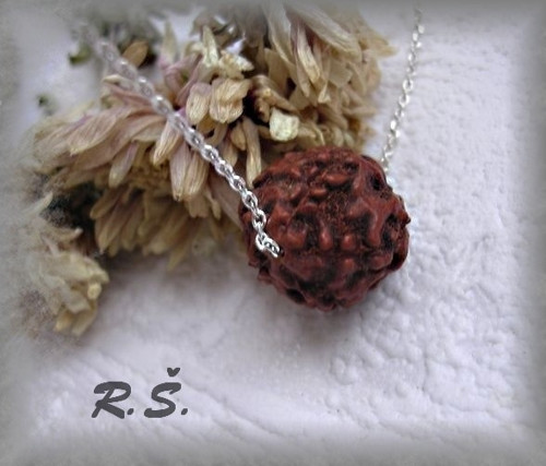 Cihlově hnědo-červená ... RUDRAKSHA ..