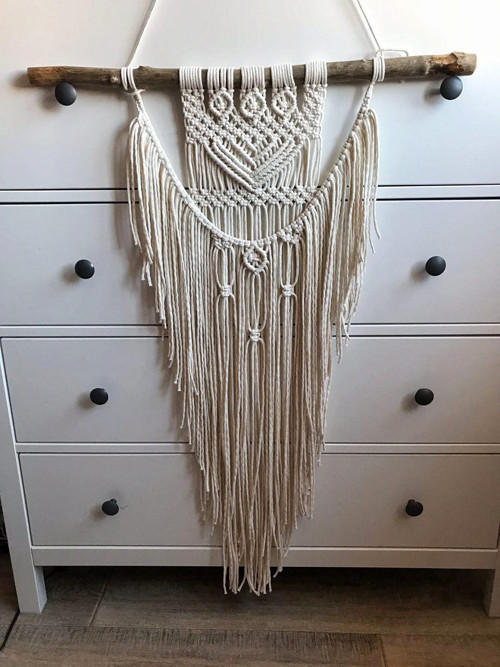 Závěsná macrame dekorace v krémové barvě — foto 1