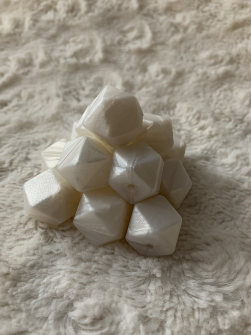 Silikonové korálky hexagon (1ks) BÍLÁ PERLEŤOVÁ