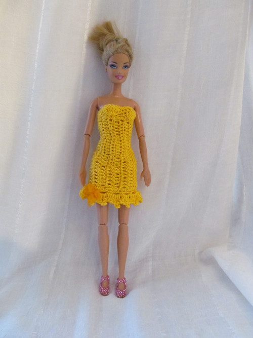 Žluté šatičky na Barbie