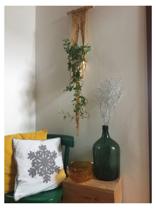 Okrový závěs na květináč, technika macramé — foto 1