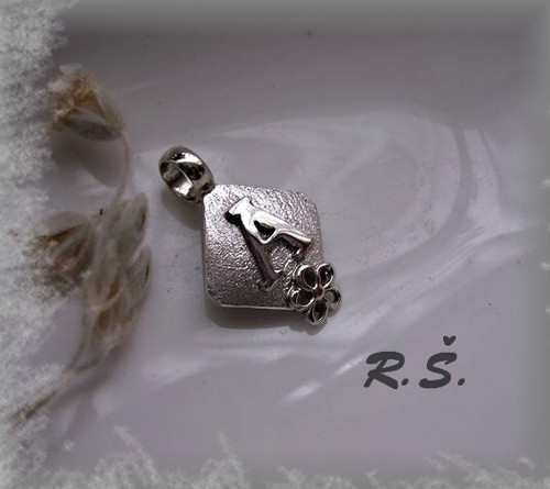 Písmenko A ... velikost 16 x 14 mm